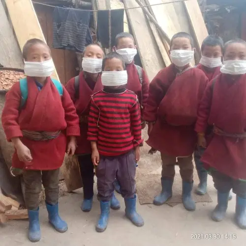 ブータン サクテン村の子供たちのマスク姿
