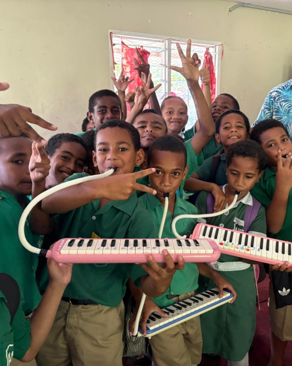 [ music ] [ Fiji ] We feel that --- They love music ! ---