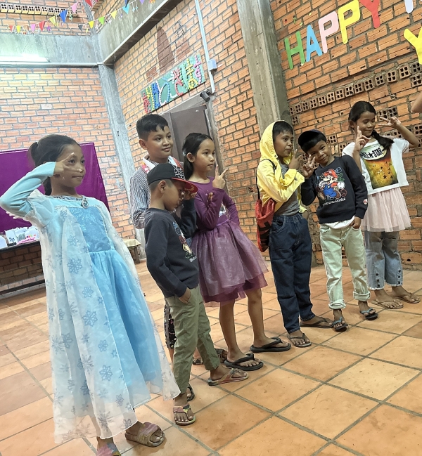 [ stationery ] [ Cambodia ] After distributing cloth to the children, They look so happy