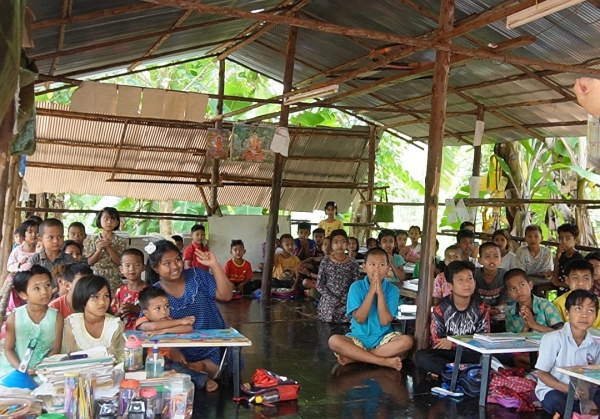 [ stationery ] [ Myanmar ] What the classroom like? This photo shows the school environment.