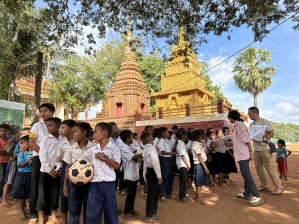 [ sports ][ Cambodia ] After distributing sports goods to students. it shows their environment