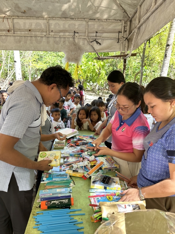 [ stationery ] [Phillipins] The teachers are sorting the donations equally.
