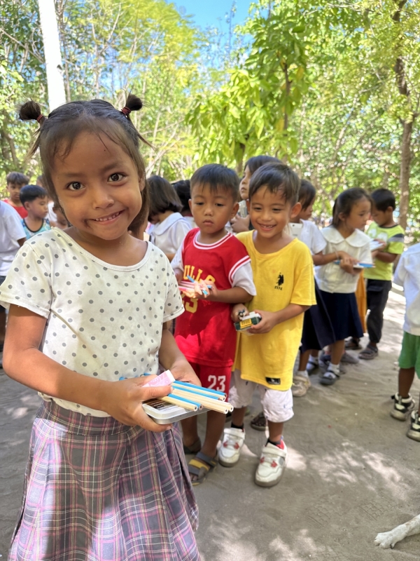 [ stationery ] [Phillipins] She has stationery and smile