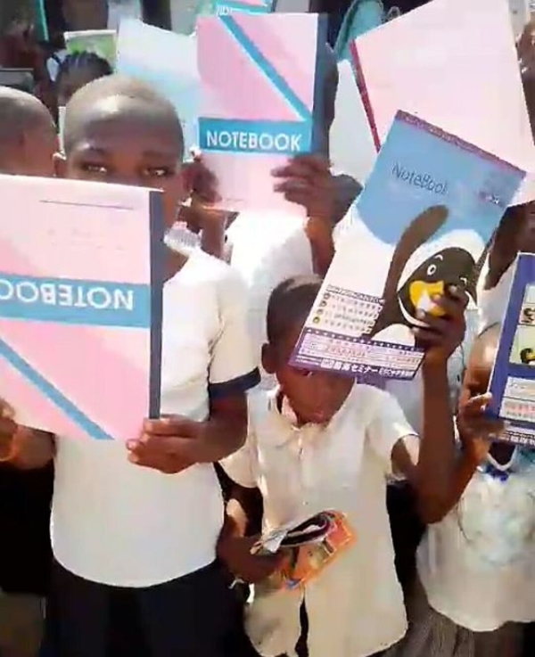 コンゴ民主主義共和国への文房具支援の様子をお届けします。 写真 3