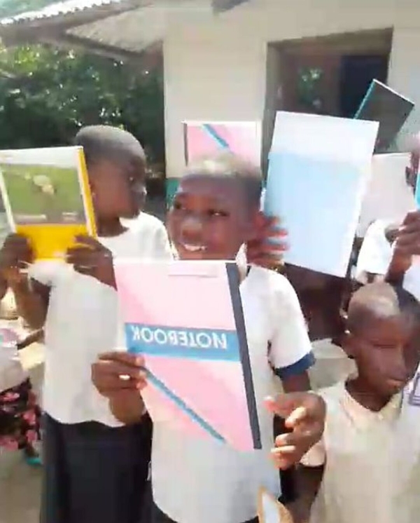 コンゴ民主主義共和国への文房具支援の様子をお届けします。 写真 4