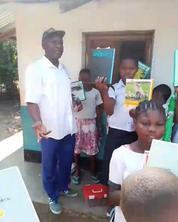 コンゴ民主主義共和国への文房具支援の様子をお届けします。 写真 5