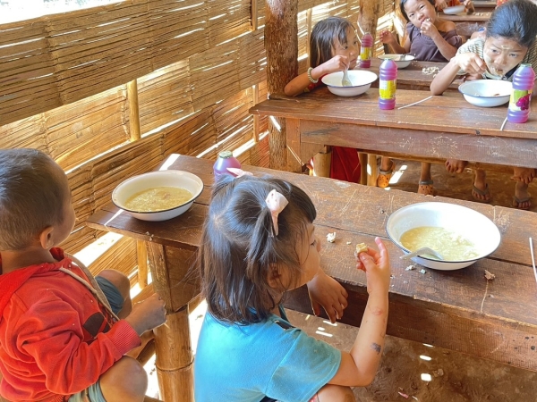 ミャンマーの難民キャンプの子供たちへサンダルと洋服を寄付します。 写真 2