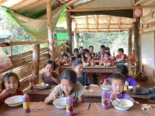 ミャンマーの難民キャンプの子供たちへサンダルと洋服を寄付します。 写真 3