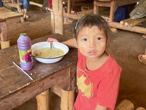 ミャンマーの難民キャンプの子供たちへサンダルと洋服を寄付します。 写真 4