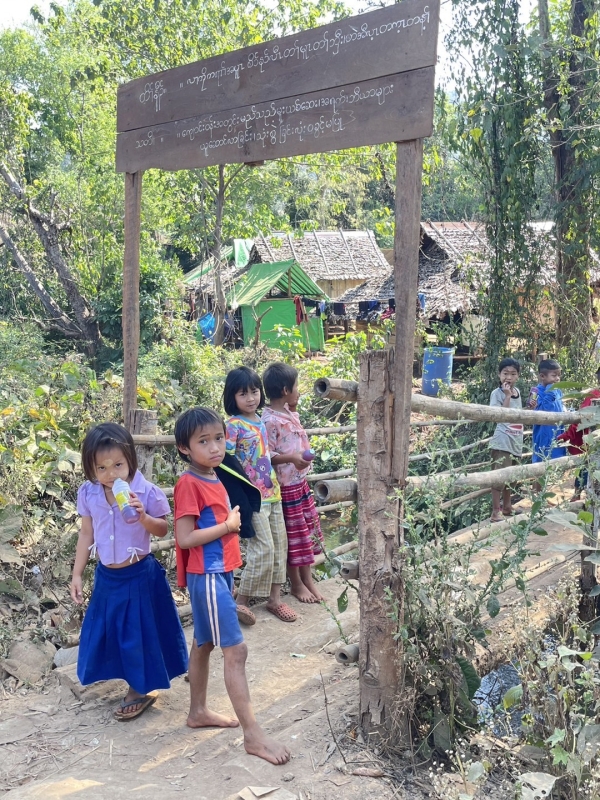 ミャンマーの難民キャンプの子供たちへサンダルと洋服を寄付します。 写真 5