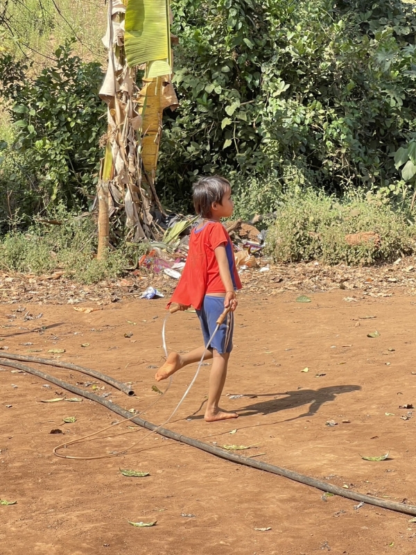 ミャンマーの難民キャンプの子供たちへサンダルと洋服を寄付します。 写真 6