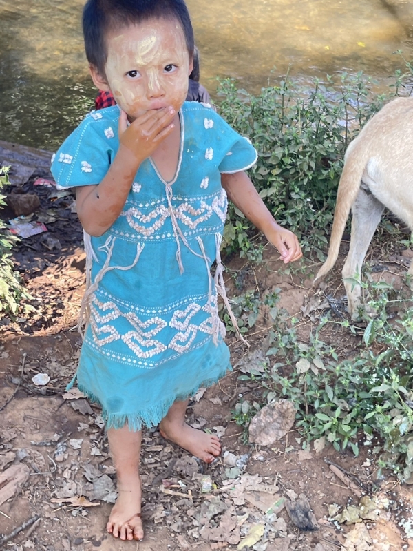 ミャンマーの難民キャンプの子供たちへサンダルと洋服を寄付します。 写真 7