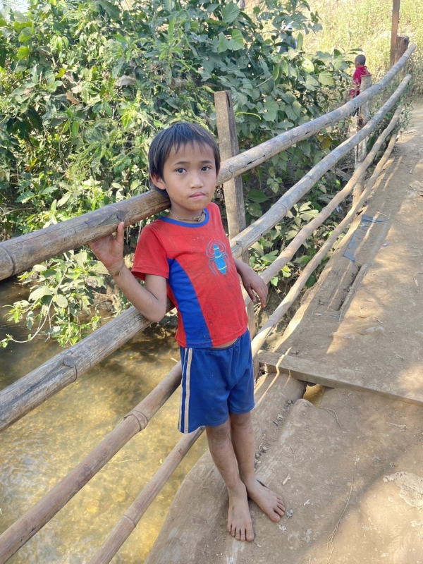 ミャンマーの難民キャンプの子供たちへサンダルと洋服を寄付します。 写真 8