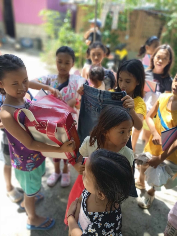 フィリピンからのご報告　その３　古着 写真 3