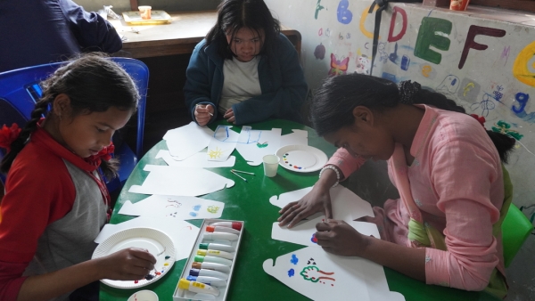 カトマンズ孤児院 その２ お絵描き大会 みんな集中して絵を描いています