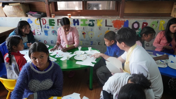 カトマンズ孤児院 その２ お絵描き大会 みんなでコミュニケーションを取りながら、描いています