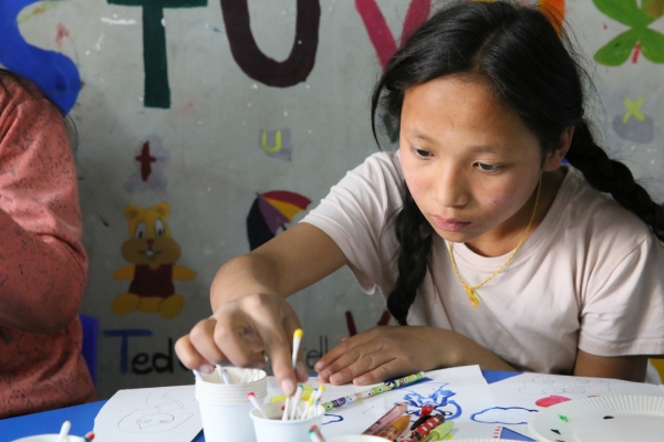 カトマンズ孤児院 その２ お絵描き大会 綿棒を筆の代わりにして、絵を描いています