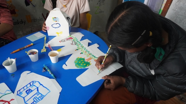 カトマンズ孤児院 その２ お絵描き大会 鉛筆で下書きしてから描く子もいます