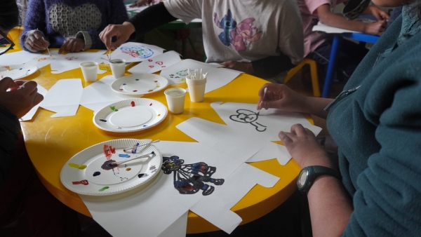 カトマンズ孤児院 その２ お絵描き大会 それぞれの想い想いに絵を描いていきます