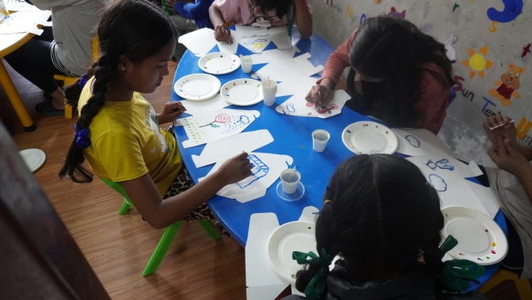 カトマンズ孤児院 その２ お絵描き大会 色々な色で、カラフルな絵を描いています
