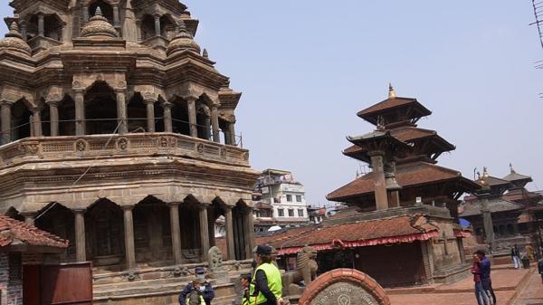 ネパールの首都カトマンズでは、仏教寺院とヒンズー教寺院が共存しています。