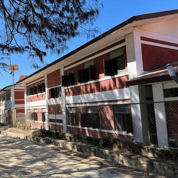 ネパールの山の小学校です。伝統的な赤レンガ造りの建物が多いです