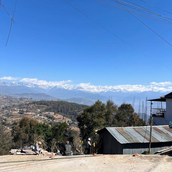 山の中の小学校の前からの風景。晴れた日にはヒマラヤ山脈がとても綺麗に見えます。
