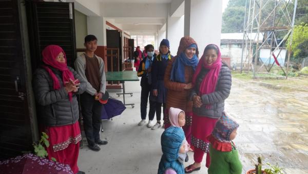 学校の先生と保護者の皆様と小さい子供達