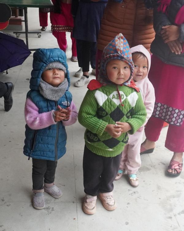 小さい子供達は、兄弟の帰りを待っています。