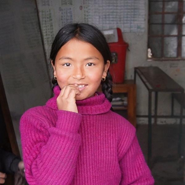 日本の辛いお菓子をあげました。全然平気で食べています