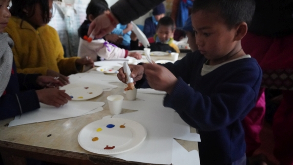 綿棒と紙皿を利用してお絵描きして行きます。みんな初めての体験です