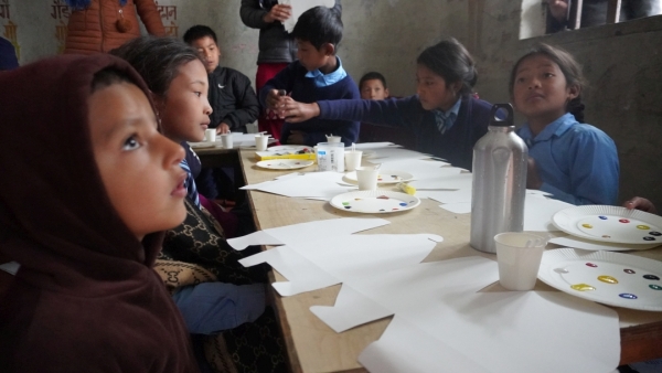 先生がサポートに入って、やり方を説明します。