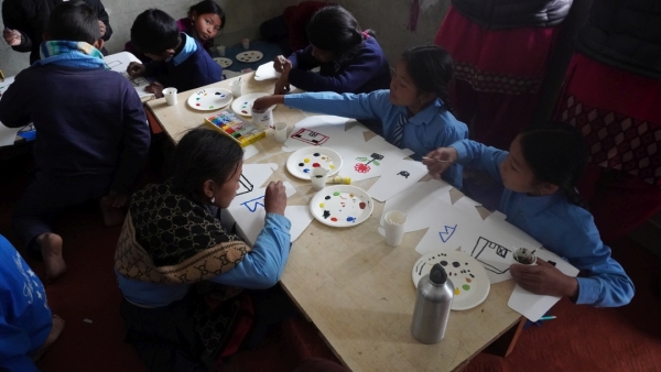 電気のない教室で、みんな一生懸命に絵を描いています