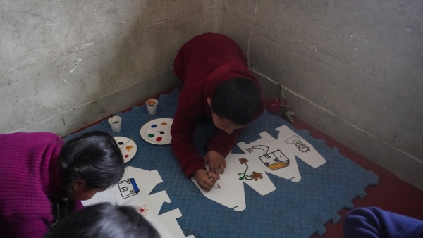 机が狭く、場所が無いので、床で描く子もいます