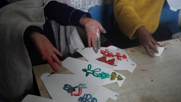 初めての体験で、絵の具が手について汚れる子も沢山います