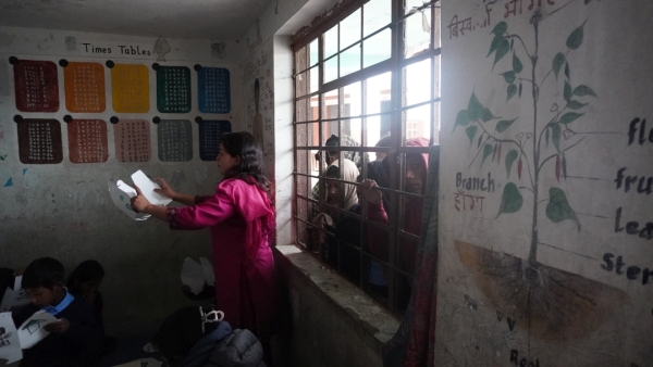 大勢の保護者達も、のぞいていて、教室が真っ暗になりました