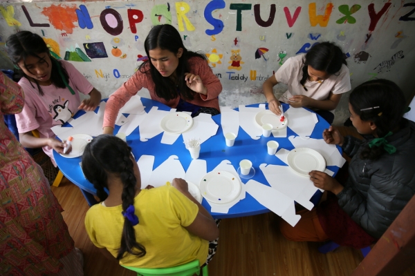 ネパールの山の中の小学校で、お絵描きセッションを行いました