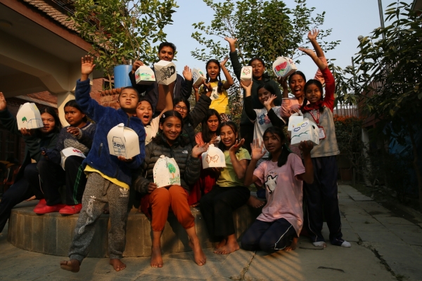 ネパールの山の中の小学校で、みんなでポーズ