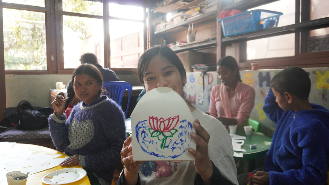 カトマンズ孤児院からご報告 その3箱をもってポーズ! 写真 1