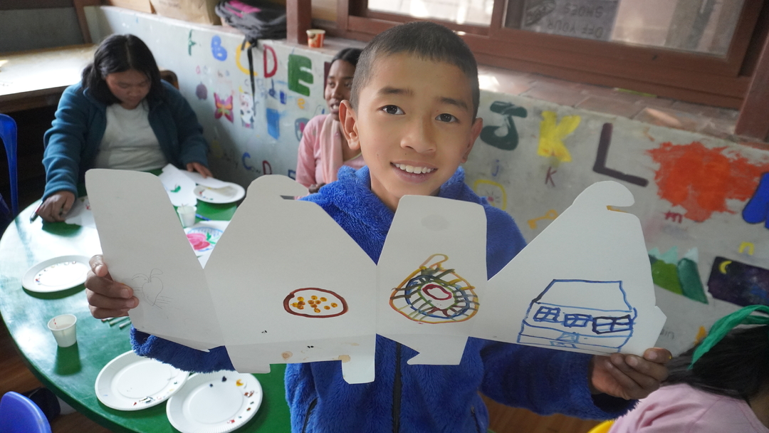 カトマンズ孤児院からご報告 その３箱をもってポーズ！ 写真 2