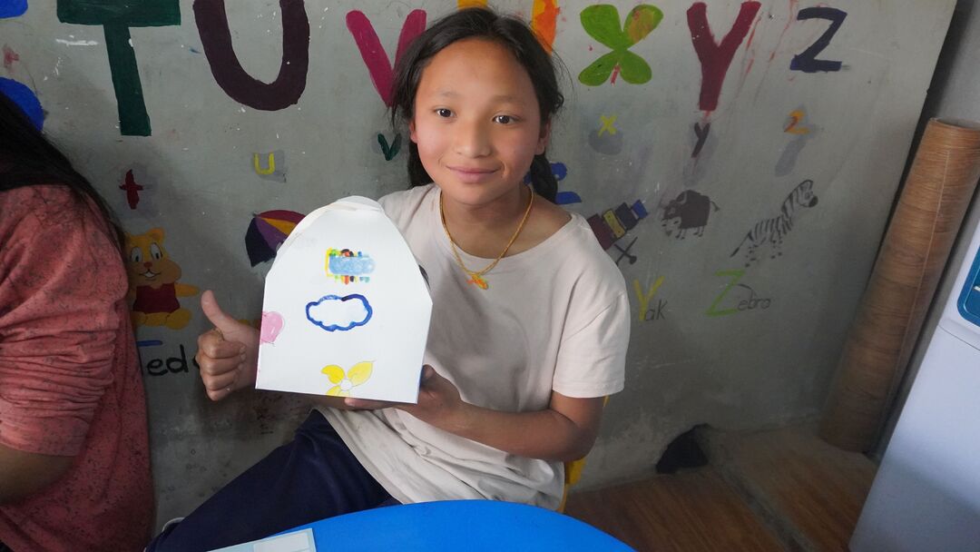 カトマンズ孤児院からご報告 その３箱をもってポーズ！ 写真 3