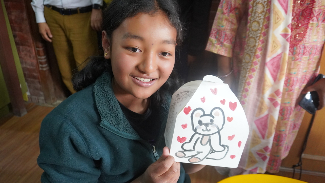 カトマンズ孤児院からご報告 その3箱をもってポーズ! 写真 4