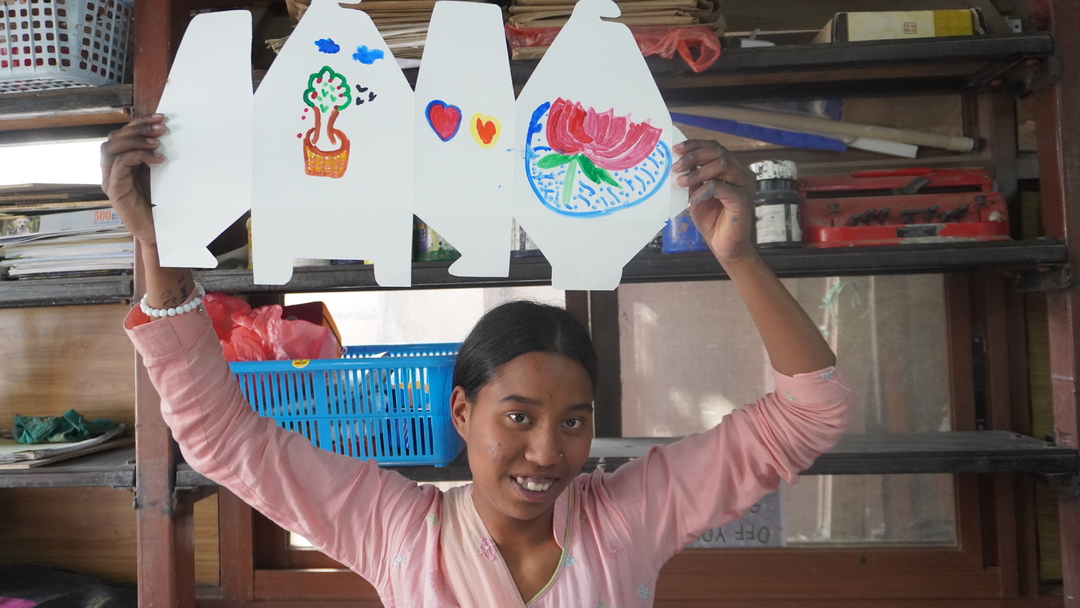 カトマンズ孤児院からご報告 その３箱をもってポーズ！ 写真 5