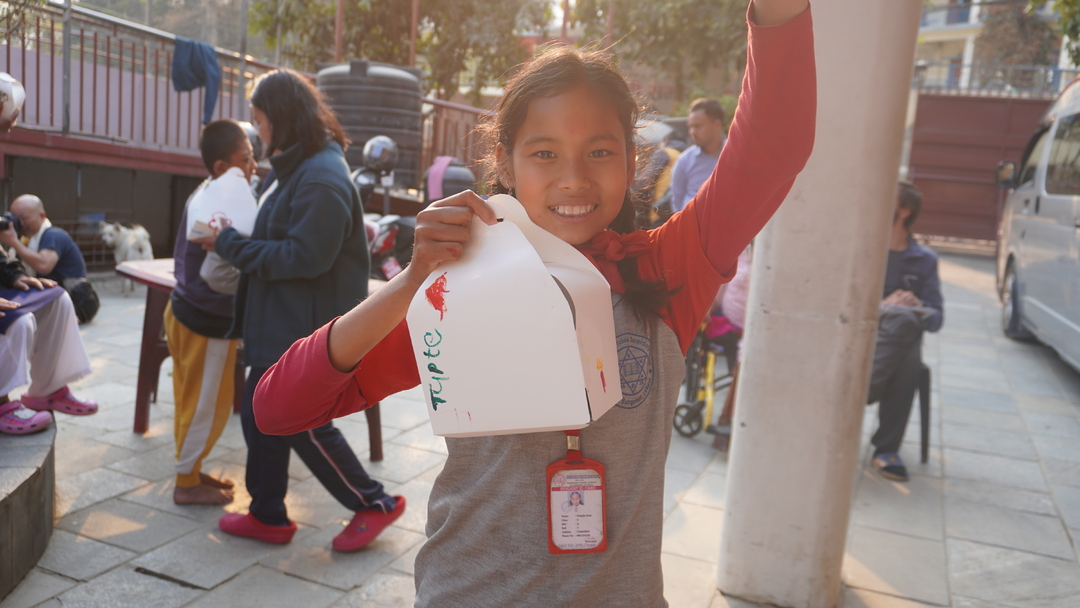 カトマンズ孤児院からご報告 その3箱をもってポーズ! 写真 6