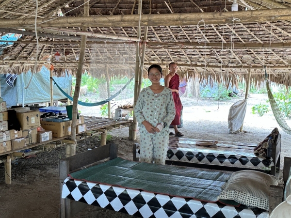 カッターちゃんは、IDPキャンプで、診療所の手伝いをしていました。