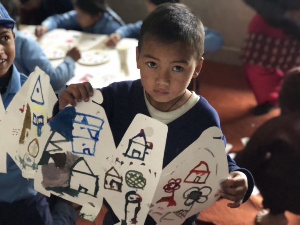 ここはネパールの首都カトマンズから<br>車で２時間かかる山の中の小学校です。