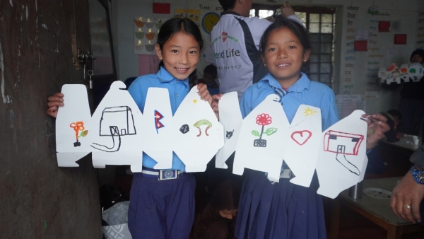 ナガルコットの山の中にある小学校からは、<br>晴れた日は、エベレスト山脈が見えます。