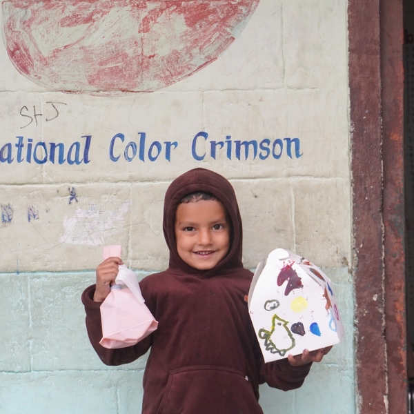 文房具や衣服など、多くのものが不足しています。