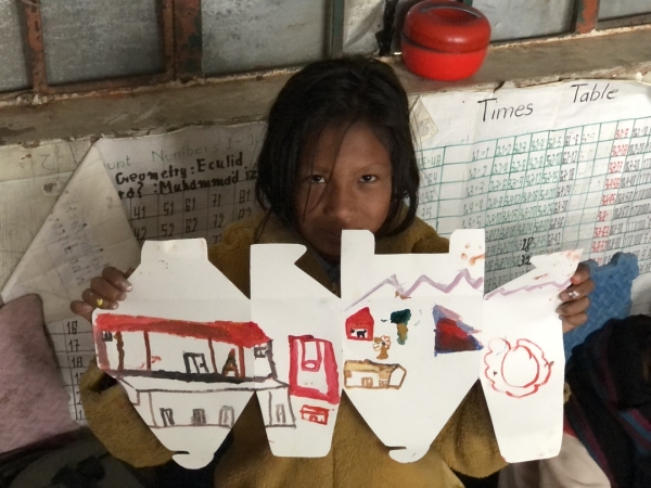 絵の具などはもちろん誰ももっていません。<br>日本から寄付品として持っていきました。