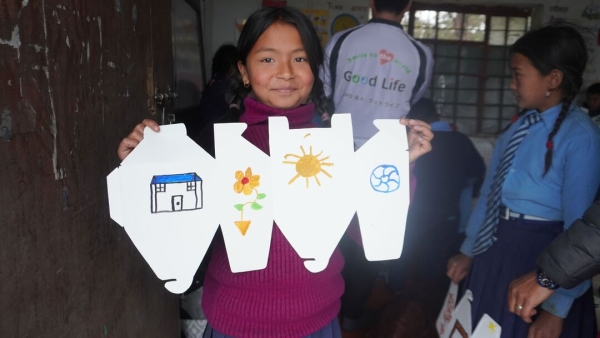 カメラを向けるとみんな誇らしそうに、<br>描いた絵を見せてくれます。